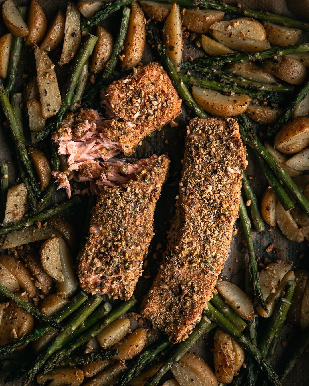 Everything on one oven tray | Salmon in pistachio crust with asparagus & potatoes 💚🤍❤️