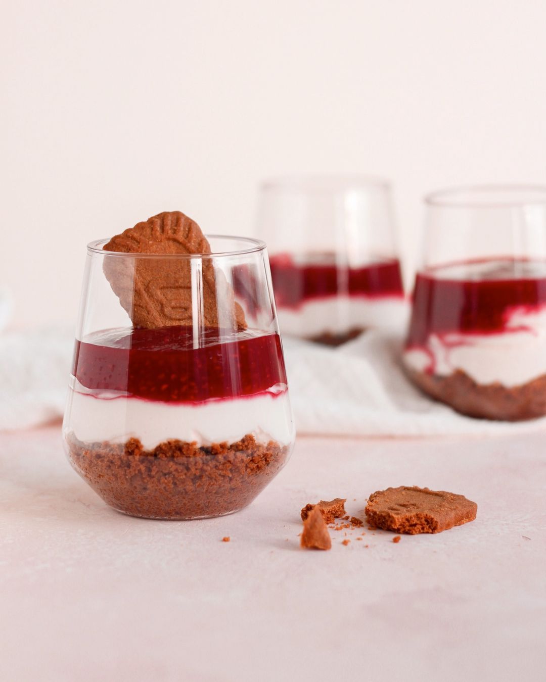 Cheesecake in a glass, with raspberry and speculoos
