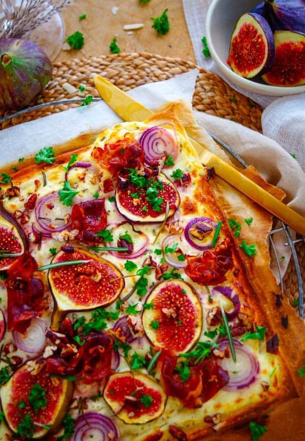 Flammkuchen with figs, onion and ham