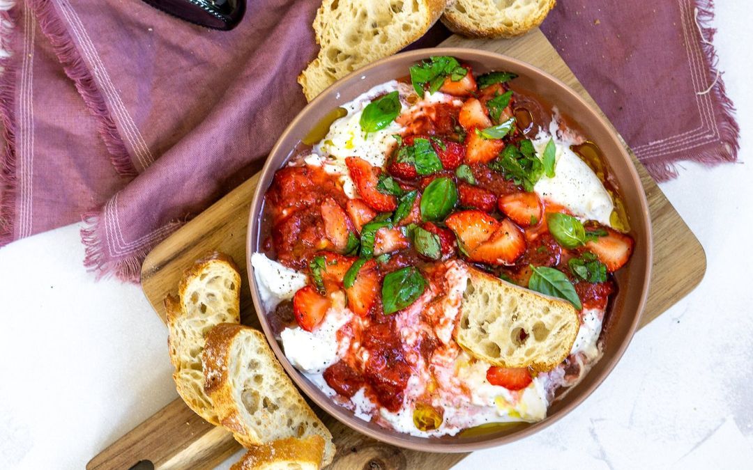 Burrata dip with strawberry and balsamic vinegar