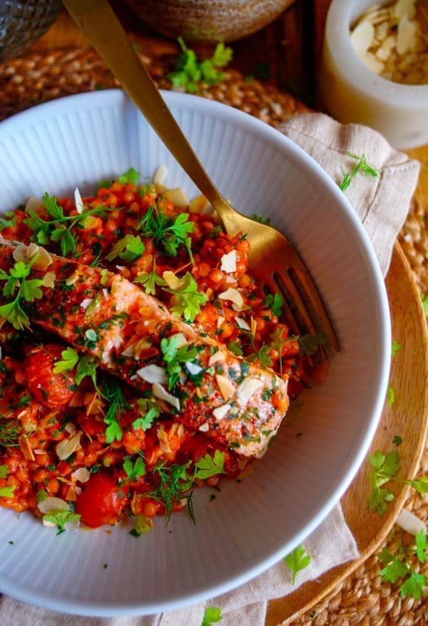 One-pan dish with couscous and salmon