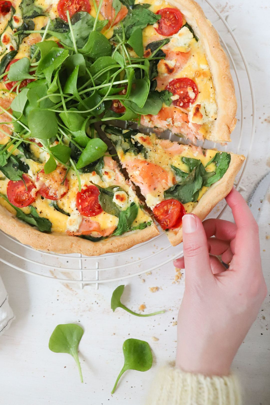 Quiche with tomatoes, salmon and winter purslane