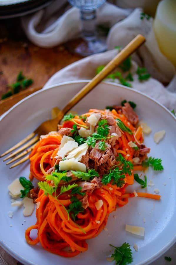 Spaghetti with bell pepper sauce and tuna