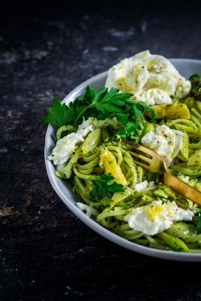 Linguine with asparagus and parsley pesto