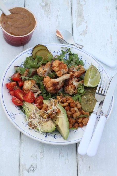 Lukewarm salad with roasted cauliflower and crunchy white beans