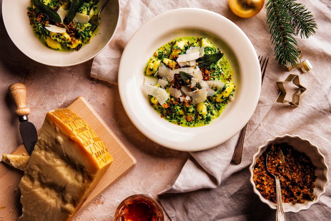 Gnocchi from Grana Padano with creamy spinach sauce and crispy breadcrumbs