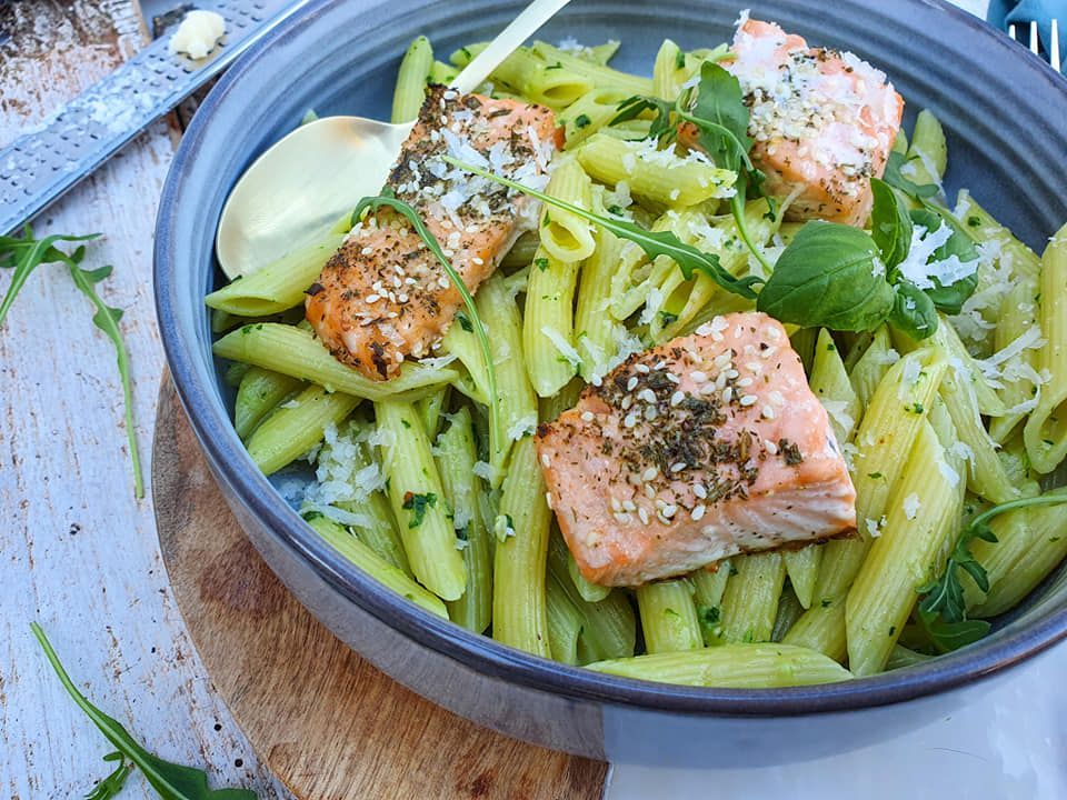 Pasta with arugula pesto and salmon