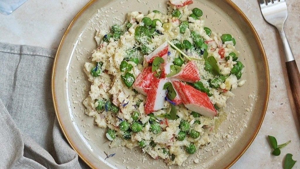 Spring risotto with peas and surimi
