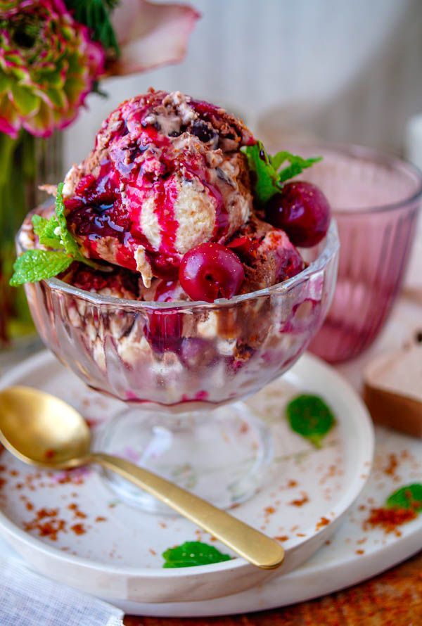 Vanilla ice cream with chocolate and cherries (without machine)