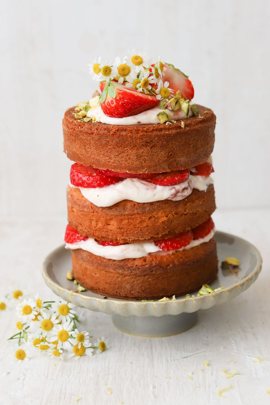 Layer cake with strawberries and lemon