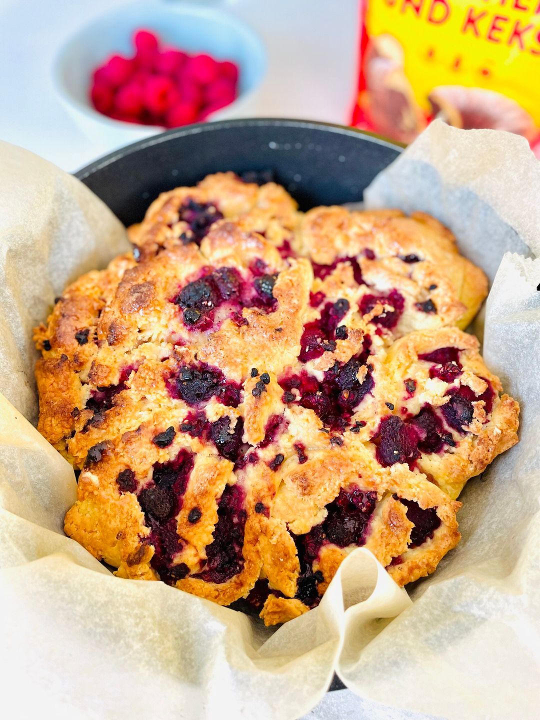 Quick raspberry rolls with cardamom