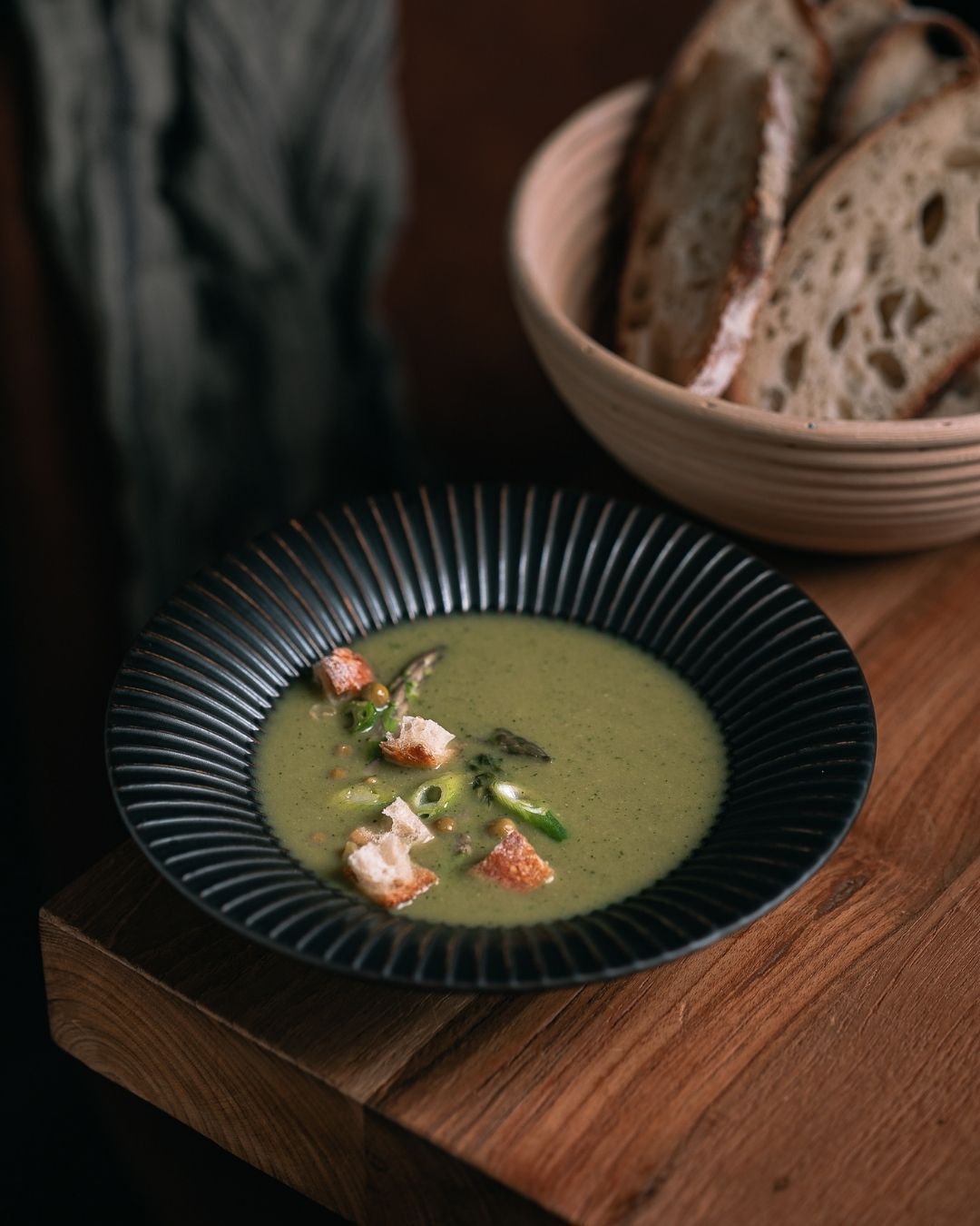 Fresh spring soup with green asparagus 💚🤍❤️