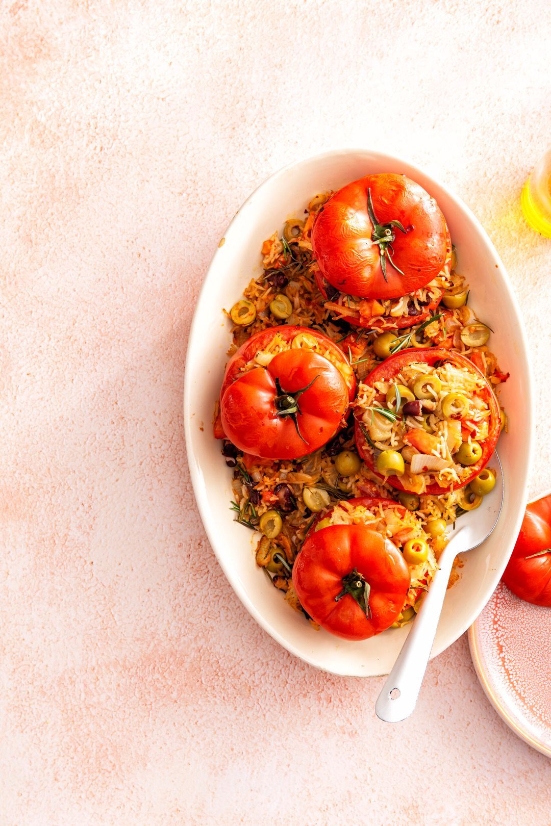 Stuffed tomatoes with rice, olives and roasted onion