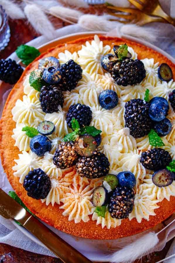 Mascarpone cake with berries