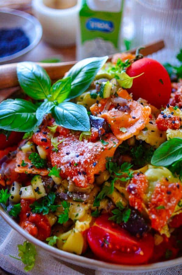 Ravioli with southern vegetables and tomato sauce