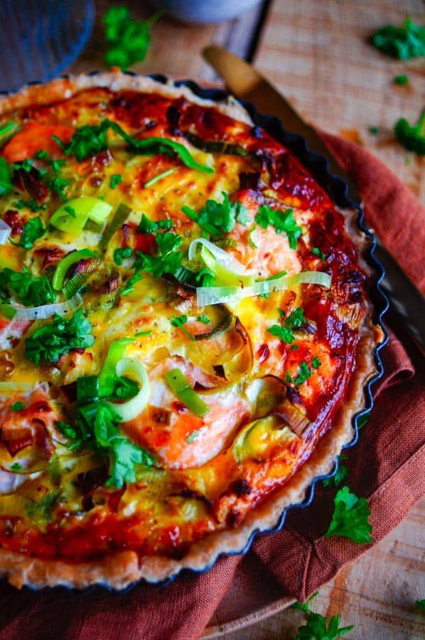 Quiche with salmon, leek and herb cheese