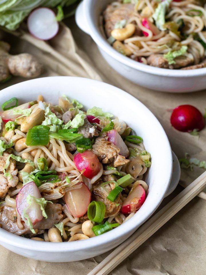 Noodles with pork tenderloin, broccoli, radish and peanut