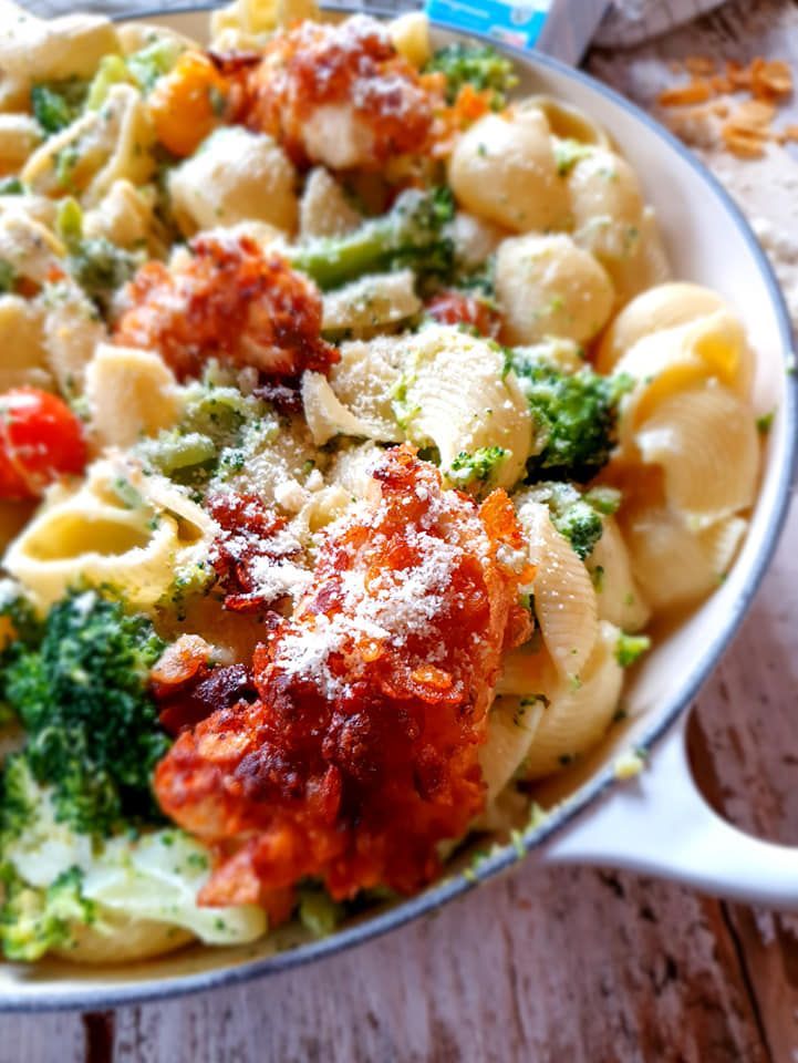 Creamy pasta with broccoli and crispy chicken