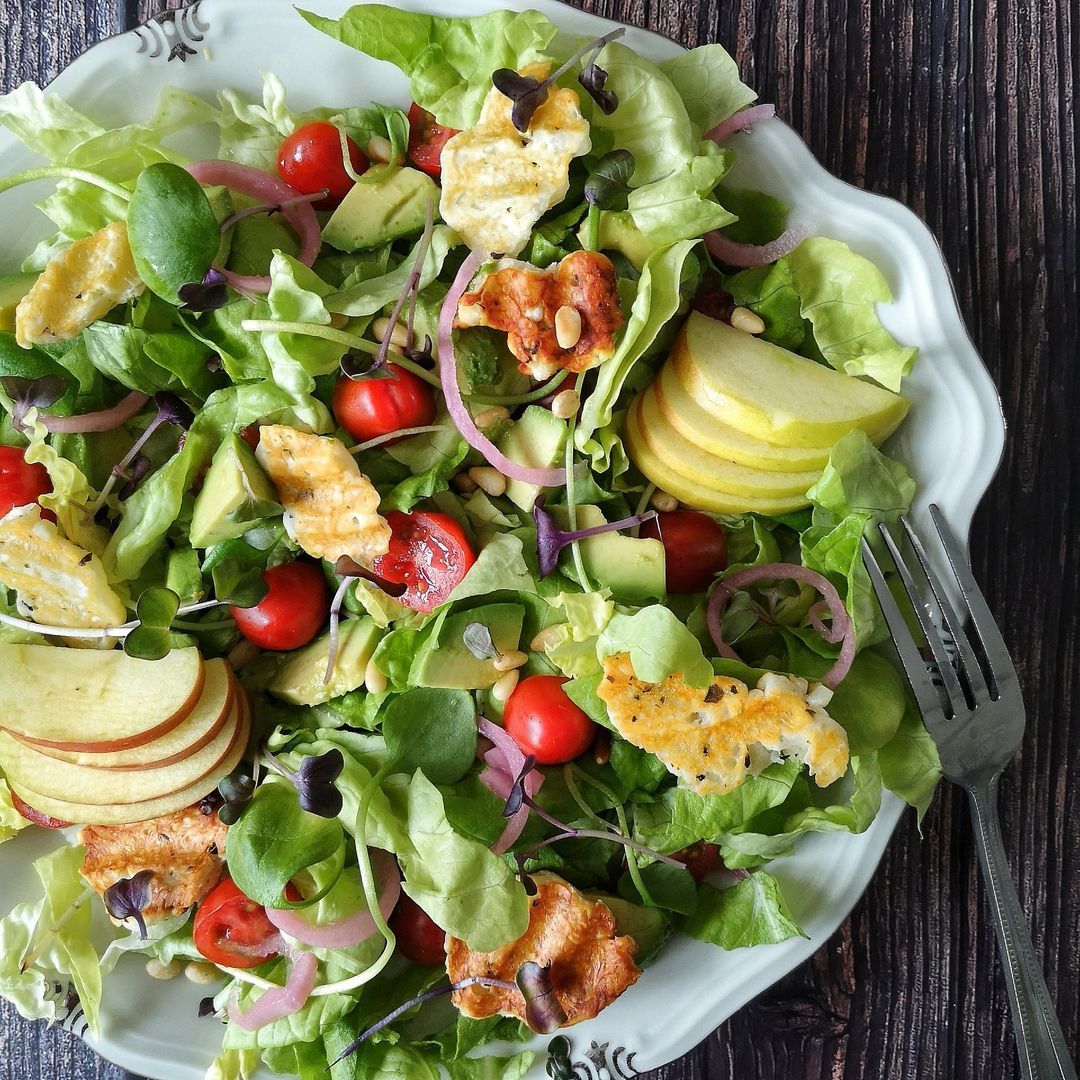 Salad with halloumi