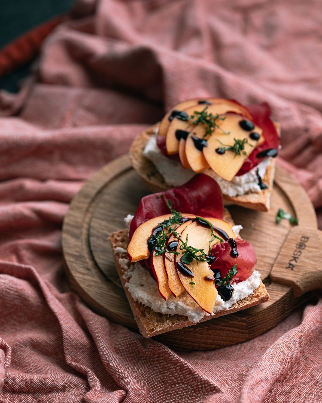 Crostini met nectarine, ricottaspread & bresaola 💚🤍❤️