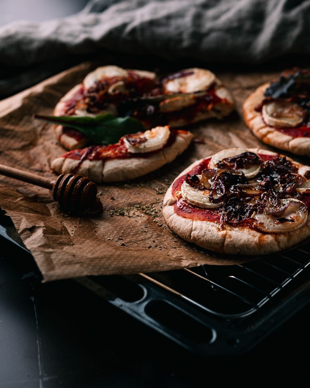 Pita meets pizza | with goat cheese, caramelized onion & honey 😍