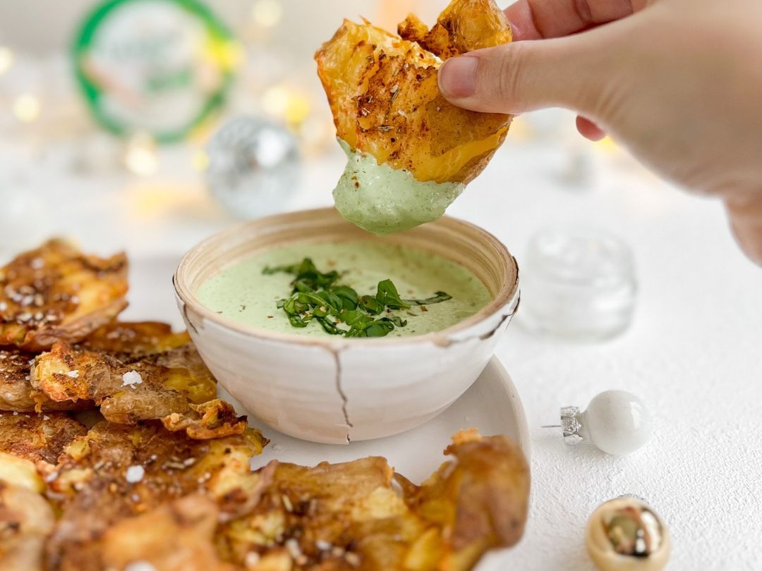 Crunchy smashed potatoes met kruidendip