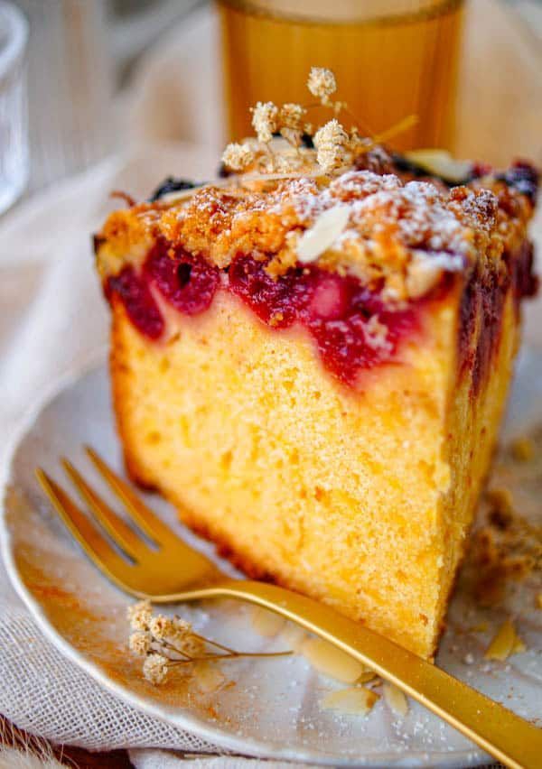 Crumble cake with cherries