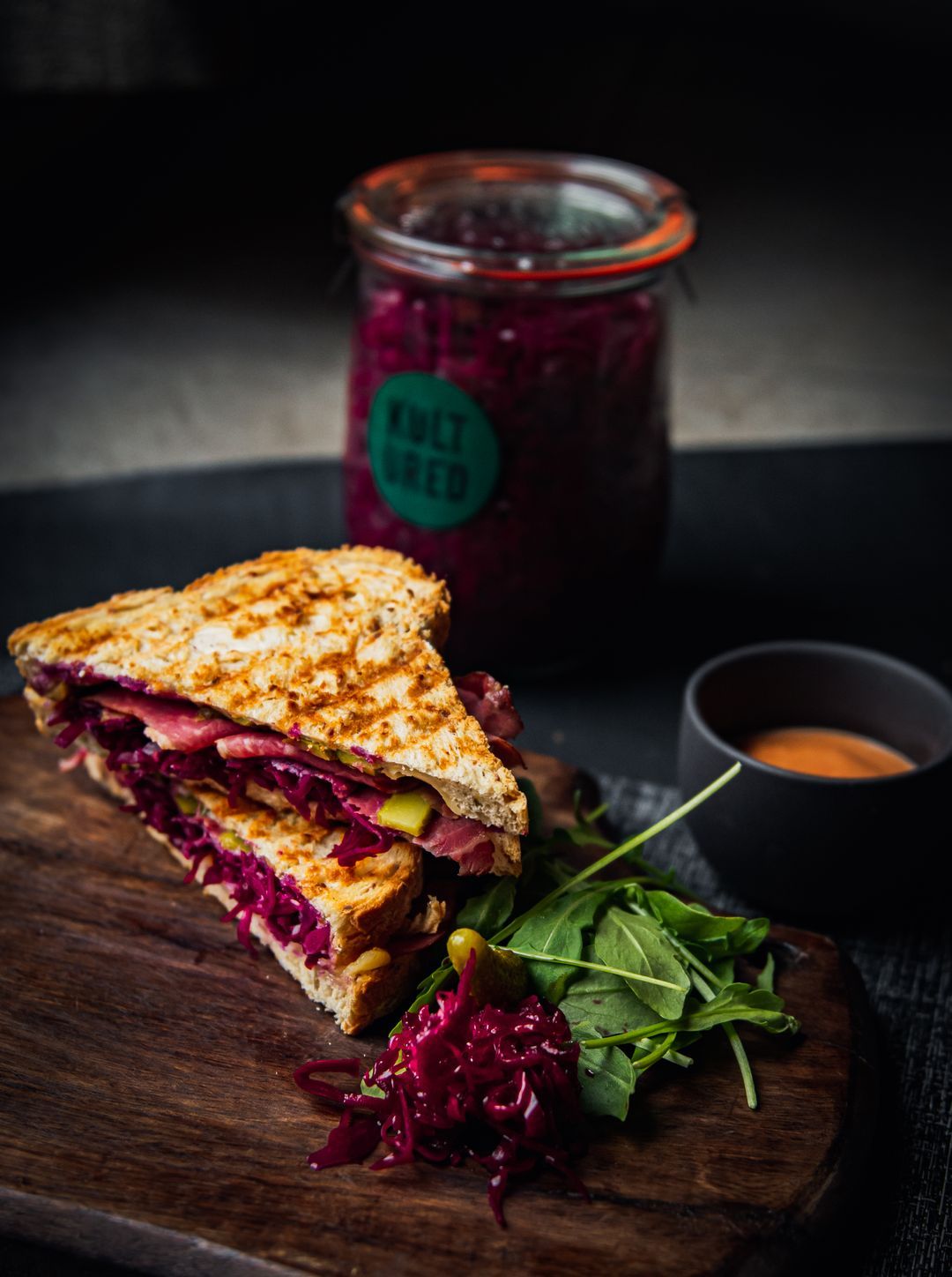 Croque pastrami with red cabbage