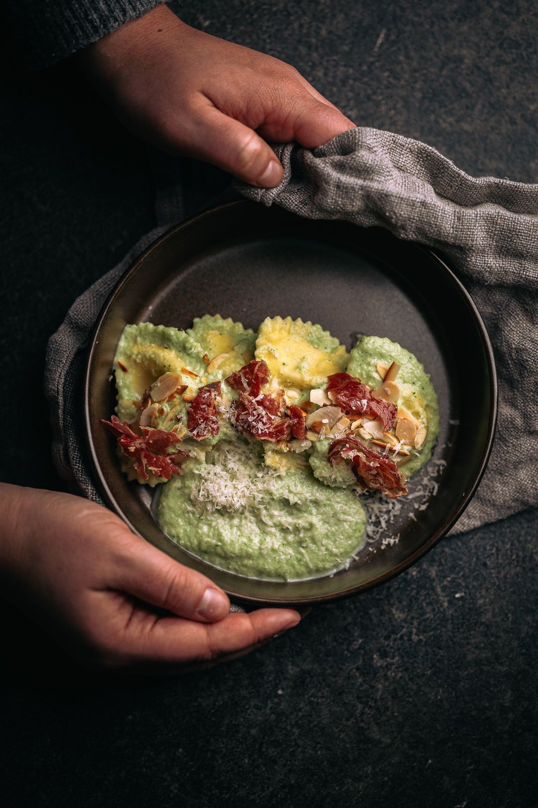 Creamy & crunchy 🥰 Ravioli met burratapesto & crumble van ham