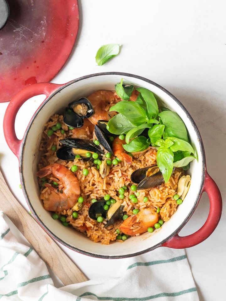 Rice dish with mussels, shrimps and peas