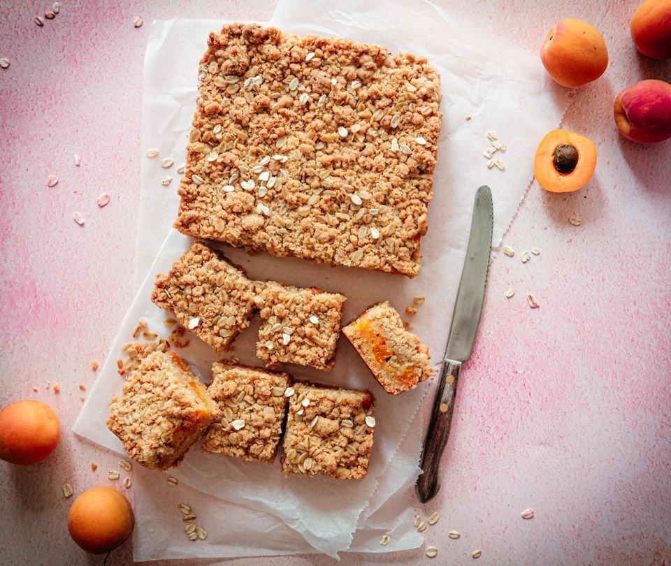 Crumb cake with apricot