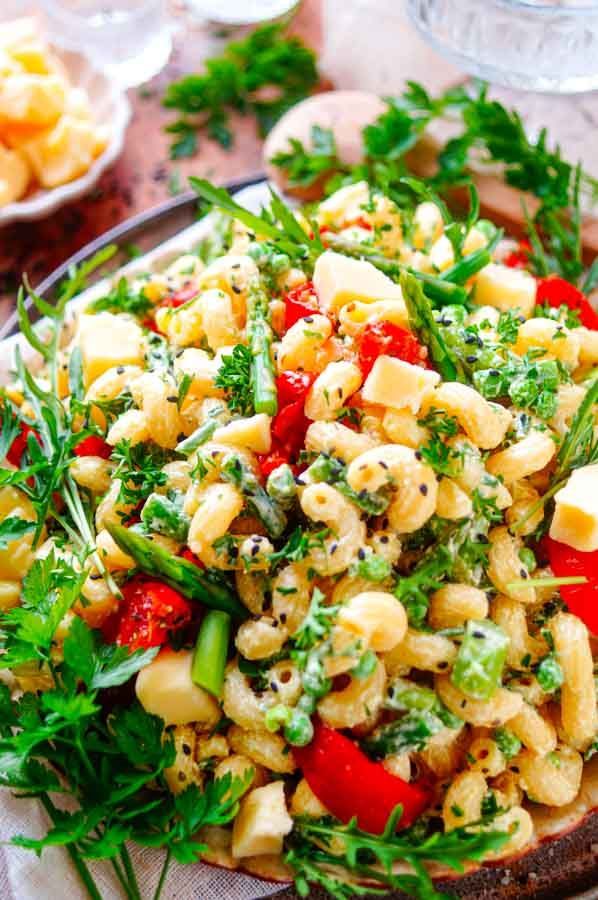 Pasta salad with asparagus and cheese