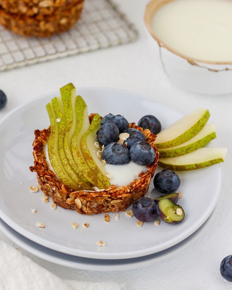 Mini breakfast cakes of oatmeal, with yogurt and fruit