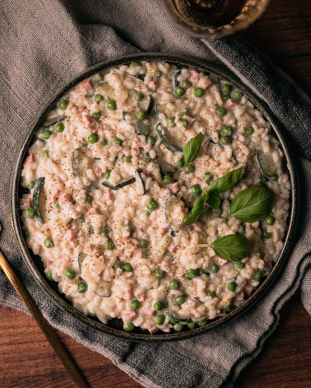 Almost no dishes 🙌 One-pot risotto with ham, goat cheese, zucchini & peas