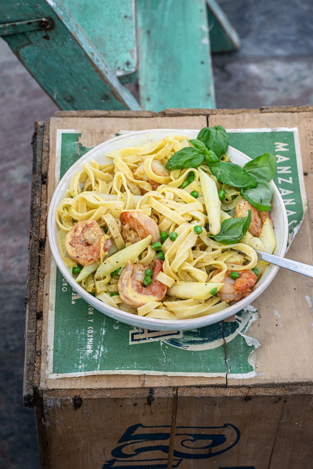 Tagliatelle with saffron, scampi and asparagus