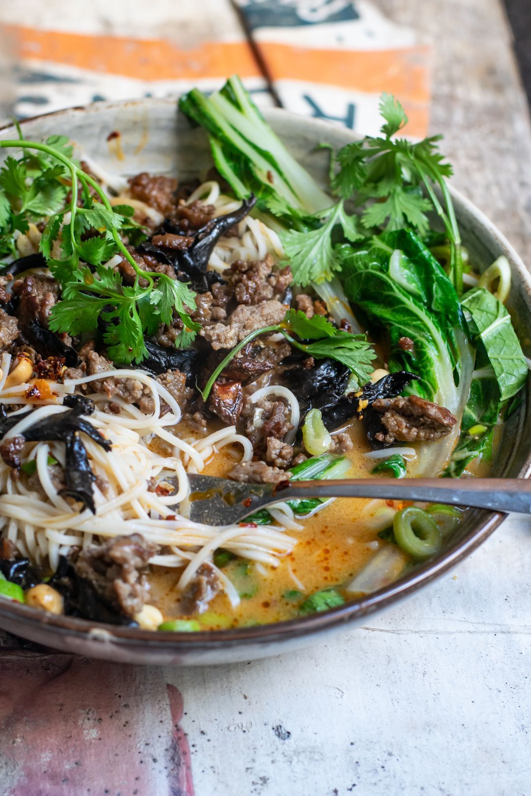 Noodles with sesame and crispy minced meat