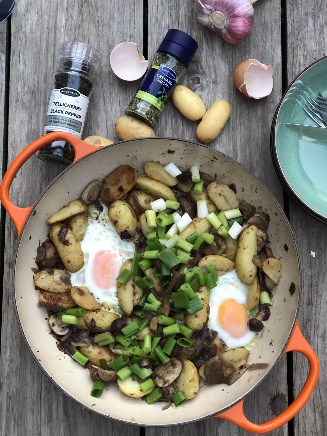 One pot wonder with potatoes, mushrooms and oregano