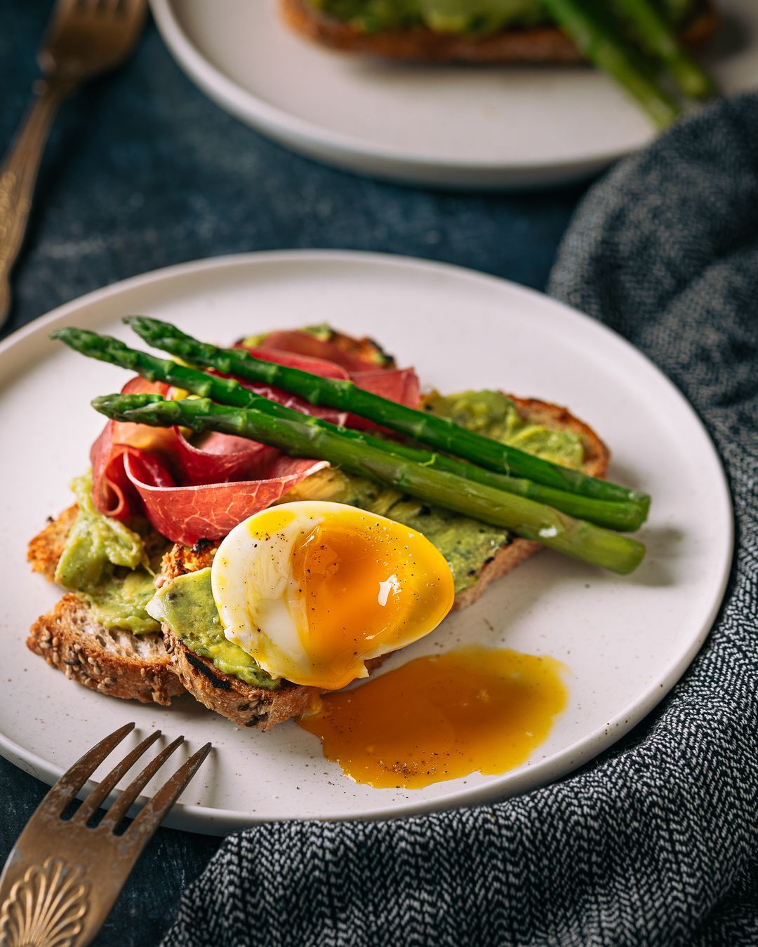 Green toast with bresaola & soft-boiled egg 💚