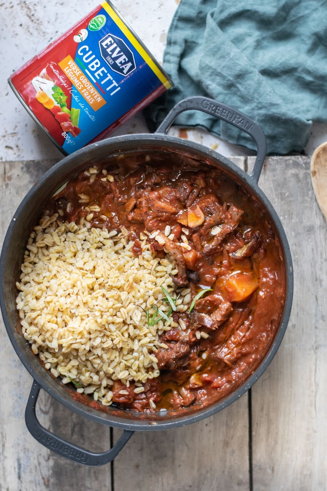 Tomato sauce with cinnamon, butternut, dates and forest mushrooms