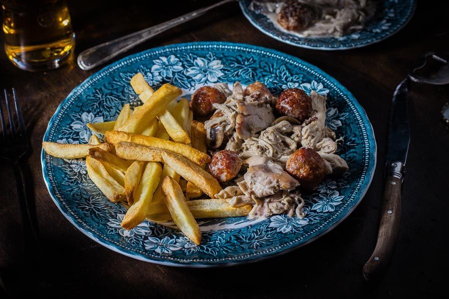 Vol-au-vent with pulled chicken and meatballs