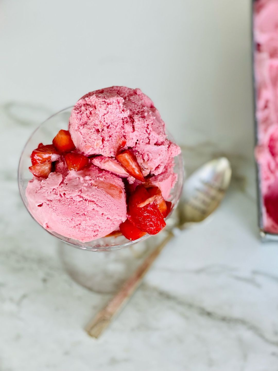 Ice cream with marinated strawberries