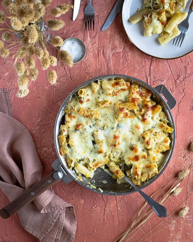 Leek and cheddar pasta gratin