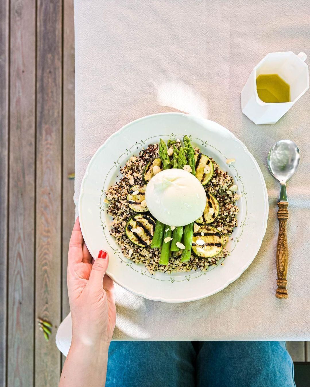 Quinoa salad with green asparagus, grilled zucchini and burrata.