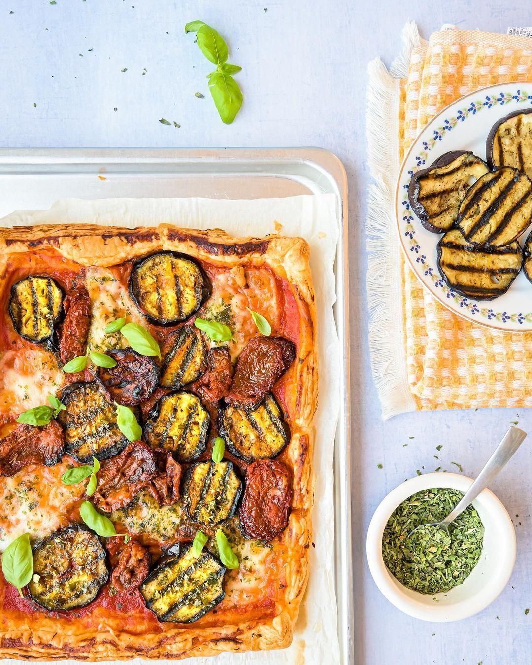 Plate pie with grilled eggplant, sun-dried tomatoes and mozzarella