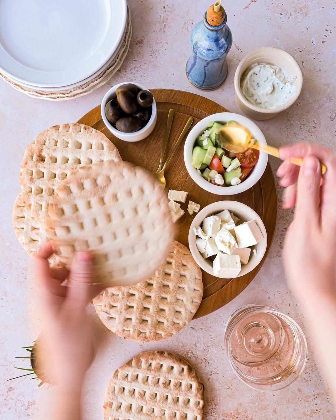 Pita sandwiches with cold vegetables and garlic sauce