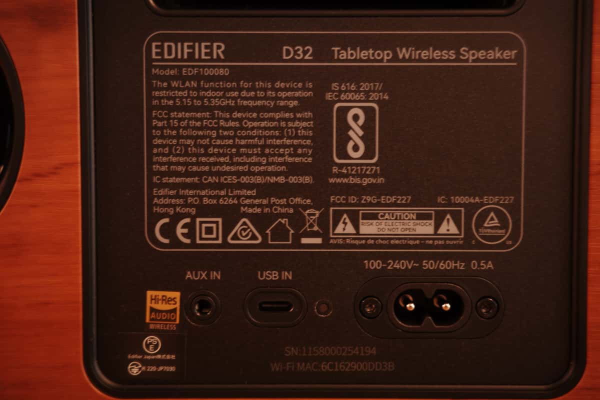 Edifier D32 の背面
