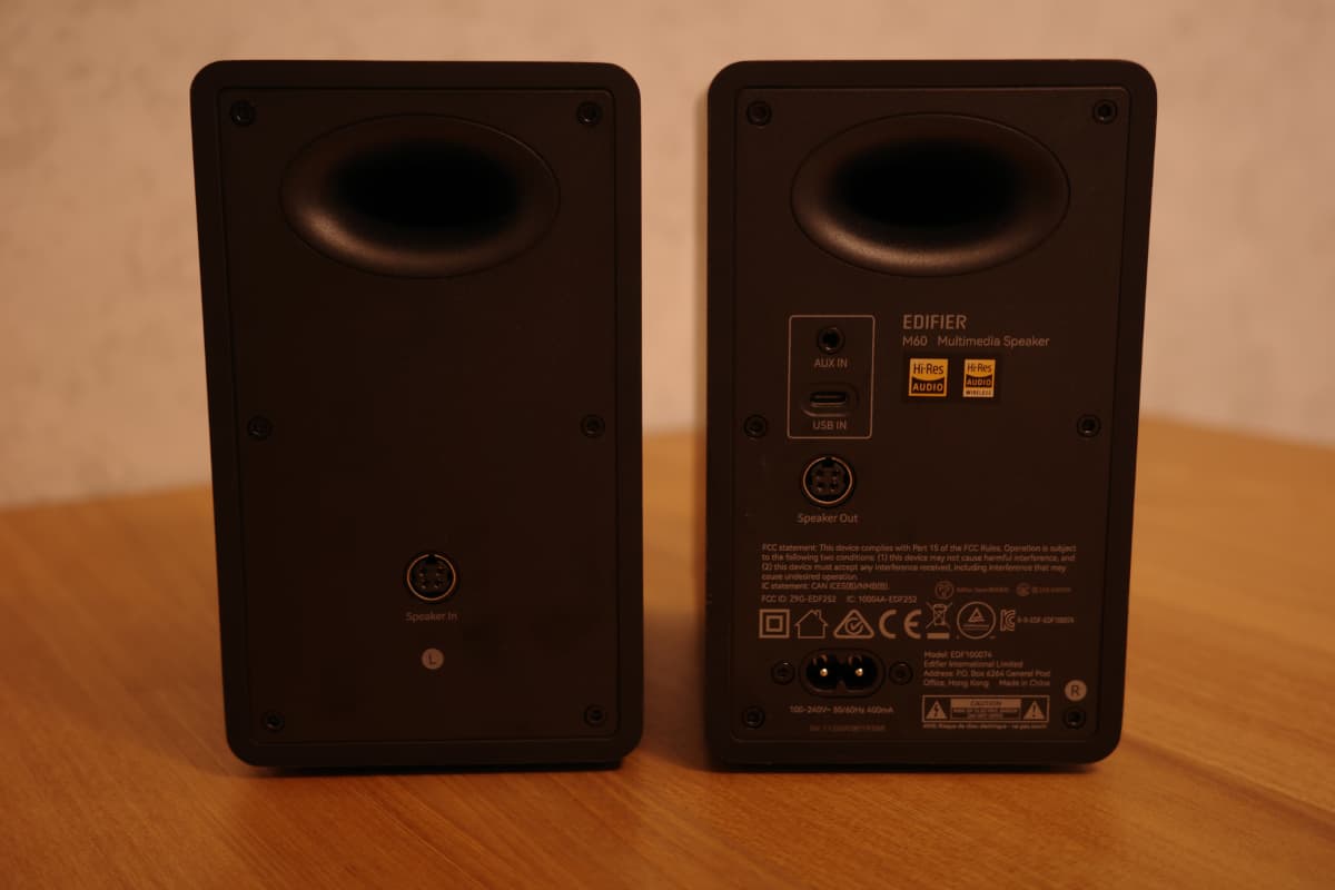 Edifier M60 の背面、ポートと電源コネクタの配置