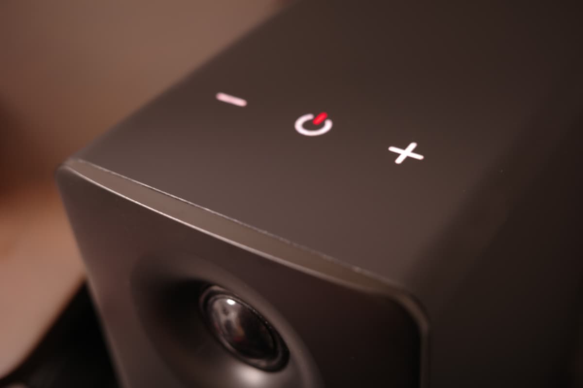 Edifier M60 のタッチパネル