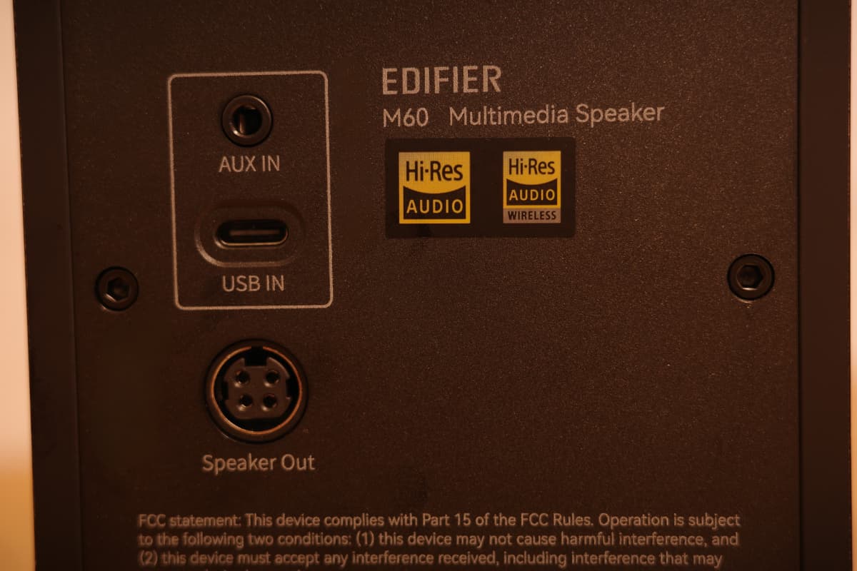 Edifier M60 の背面（拡大）