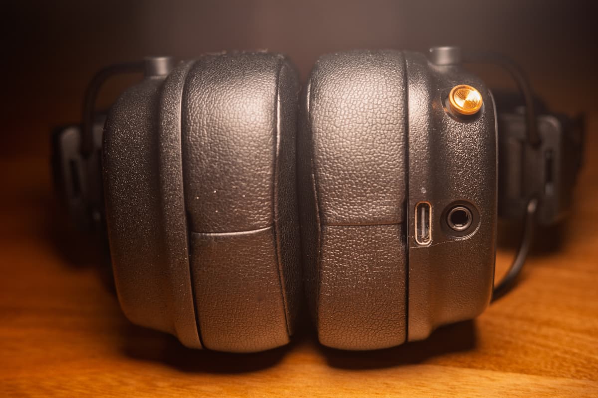 Marshall Major IV の左ハウジングに並ぶ USB-C と 3.5mm ポート